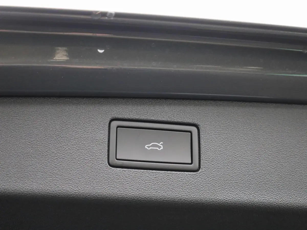 1.5 eHybrid R-Line Edition 204 PK | Demo | Automaat| Black Style | Panoramisch- en Kantel dak | 360' Camera | Travel Assist | Draadloze Apple carplay | Navigatie | Keyless | Ruiten getint | 