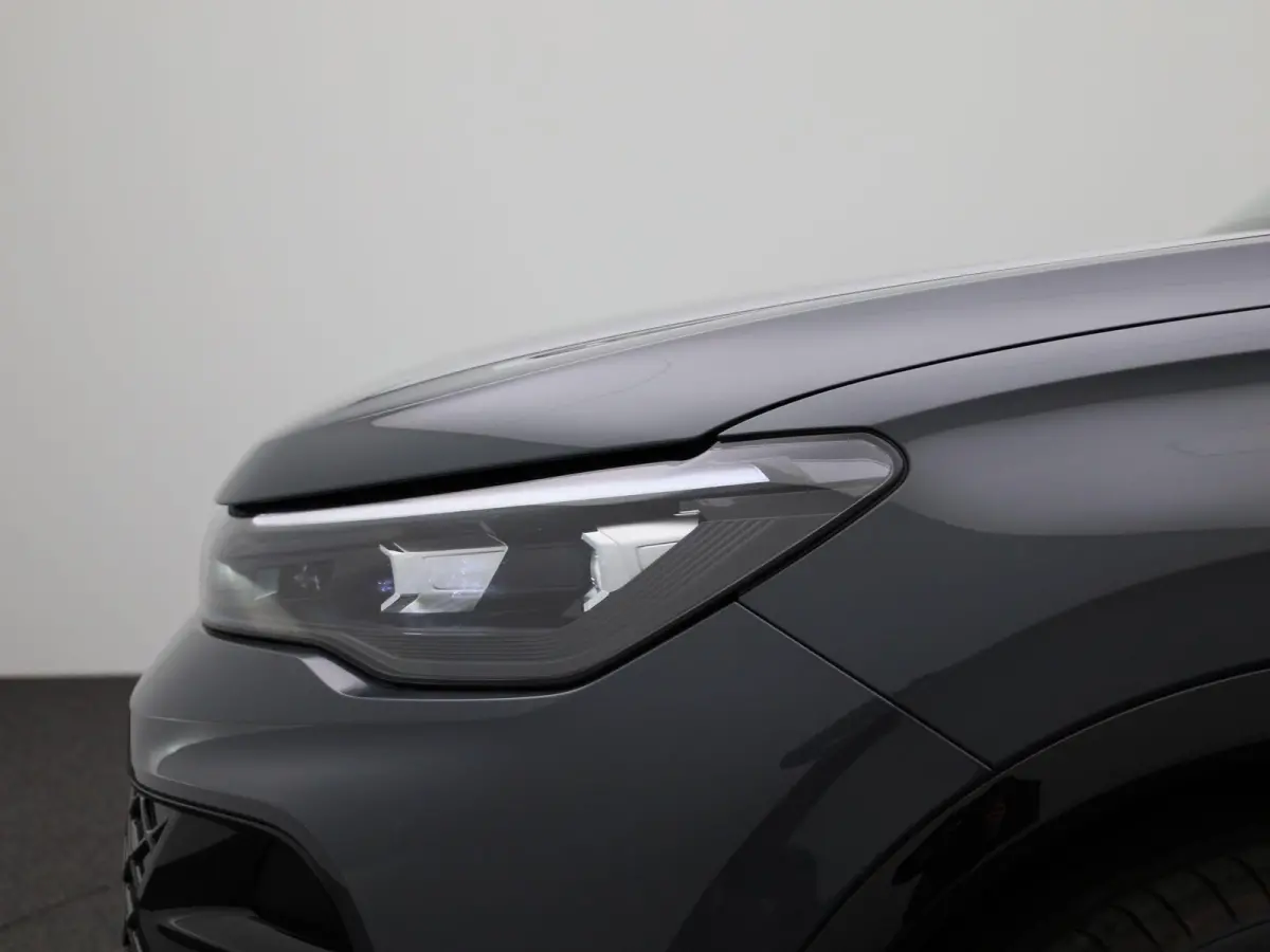 1.5 eHybrid R-Line Edition 204 PK | Demo | Automaat| Black Style | Panoramisch- en Kantel dak | 360' Camera | Travel Assist | Draadloze Apple carplay | Navigatie | Keyless | Ruiten getint | 