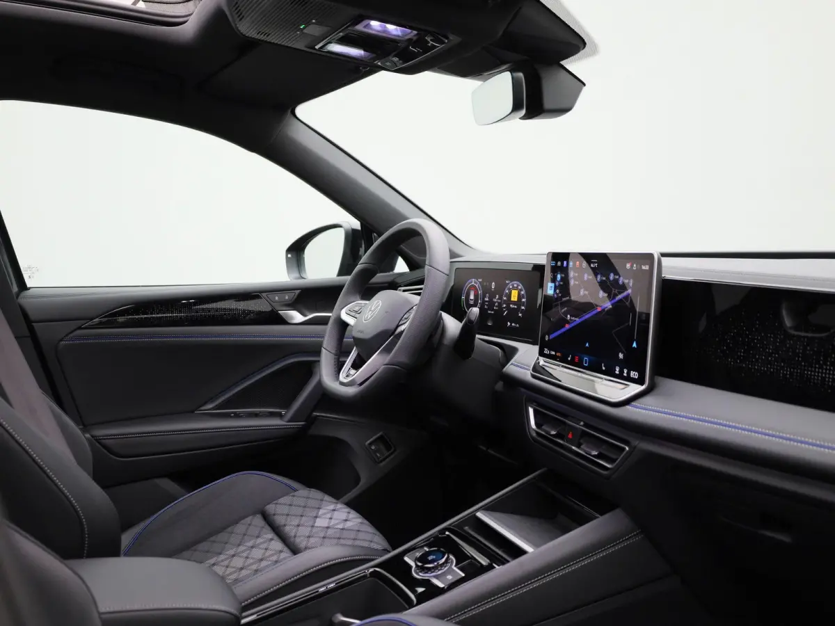 1.5 eHybrid R-Line Edition 204 PK | Demo | Automaat| Black Style | Panoramisch- en Kantel dak | 360' Camera | Travel Assist | Draadloze Apple carplay | Navigatie | Keyless | Ruiten getint | 
