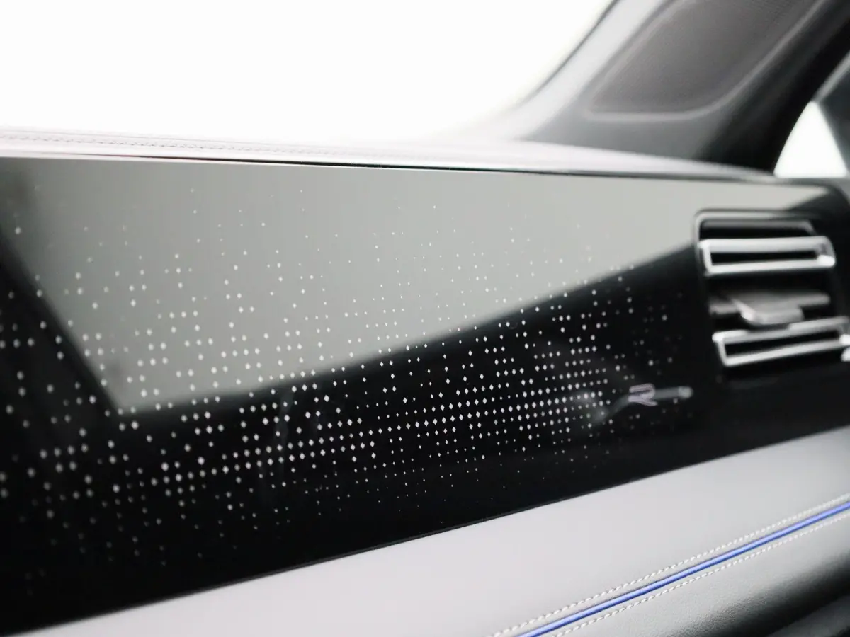 1.5 eHybrid R-Line Edition 204 PK | Demo | Automaat| Black Style | Panoramisch- en Kantel dak | 360' Camera | Travel Assist | Draadloze Apple carplay | Navigatie | Keyless | Ruiten getint | 