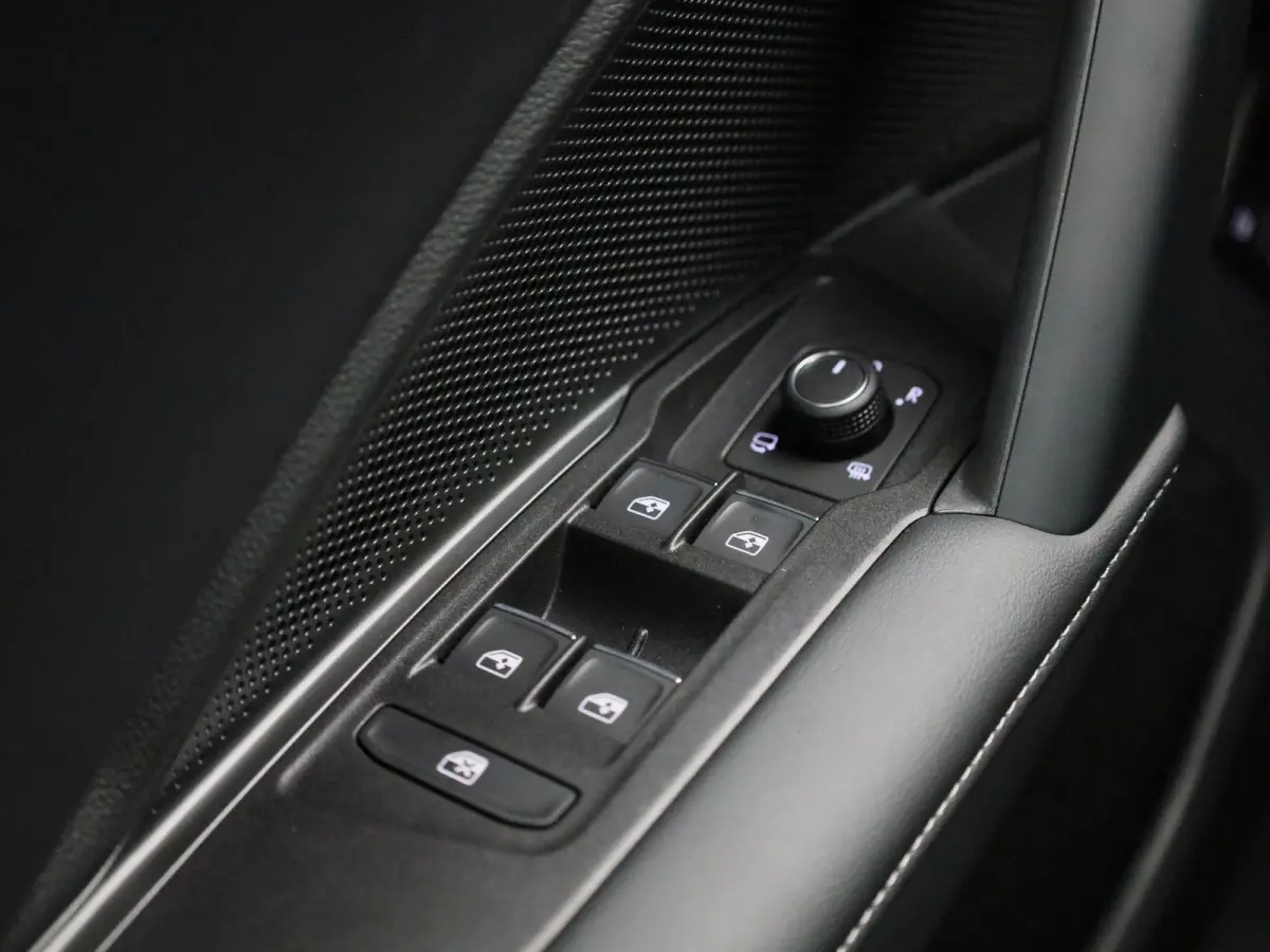 1.5 eHybrid R-Line Edition 204 PK | Demo | Automaat| Black Style | Panoramisch- en Kantel dak | 360' Camera | Travel Assist | Draadloze Apple carplay | Navigatie | Keyless | Ruiten getint | 