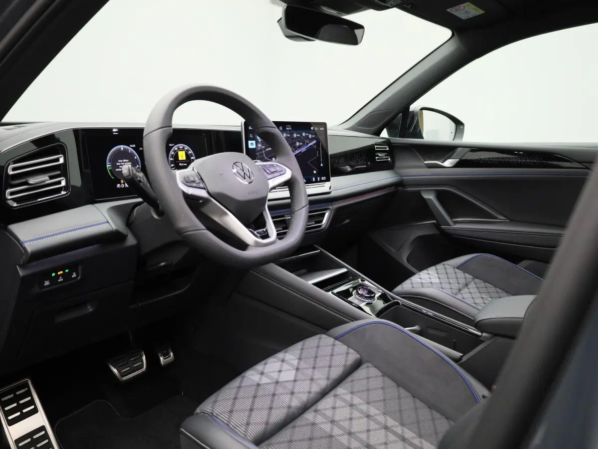 1.5 eHybrid R-Line Edition 204 PK | Demo | Automaat| Black Style | Panoramisch- en Kantel dak | 360' Camera | Travel Assist | Draadloze Apple carplay | Navigatie | Keyless | Ruiten getint | 