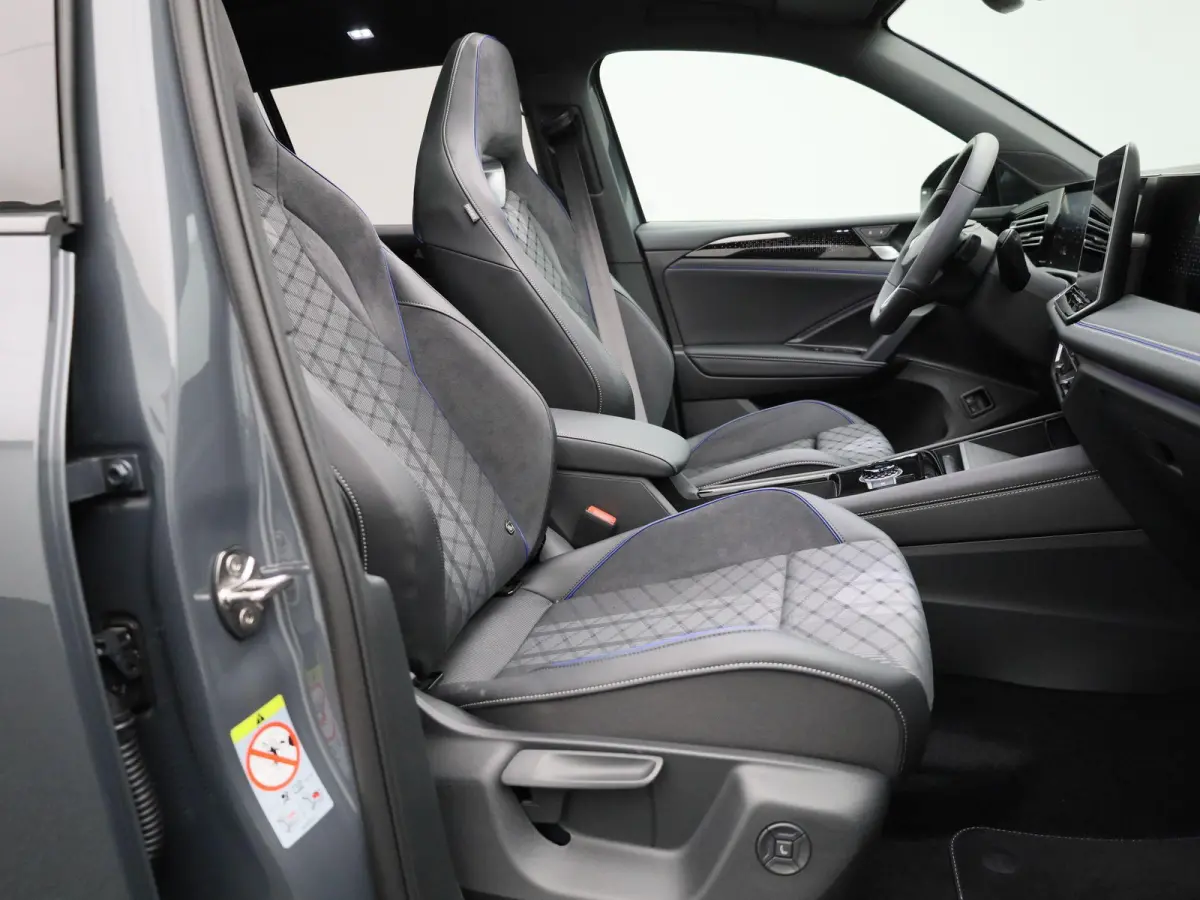 1.5 eHybrid R-Line Edition 204 PK | Demo | Automaat| Black Style | Panoramisch- en Kantel dak | 360' Camera | Travel Assist | Draadloze Apple carplay | Navigatie | Keyless | Ruiten getint | 