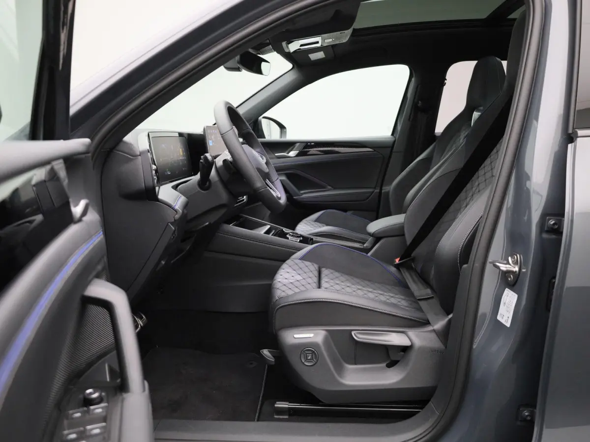 1.5 eHybrid R-Line Edition 204 PK | Demo | Automaat| Black Style | Panoramisch- en Kantel dak | 360' Camera | Travel Assist | Draadloze Apple carplay | Navigatie | Keyless | Ruiten getint | 