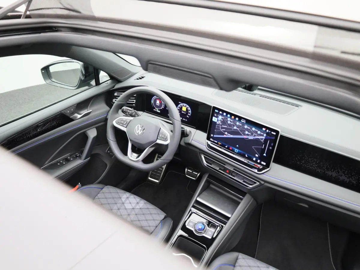 1.5 eHybrid R-Line Edition 204 PK | Demo | Automaat| Black Style | Panoramisch- en Kantel dak | 360' Camera | Travel Assist | Draadloze Apple carplay | Navigatie | Keyless | Ruiten getint | 