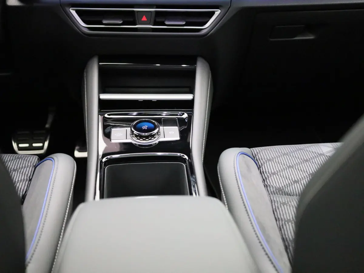 1.5 eHybrid R-Line Edition 204 PK | Demo | Automaat| Black Style | Panoramisch- en Kantel dak | 360' Camera | Travel Assist | Draadloze Apple carplay | Navigatie | Keyless | Ruiten getint | 