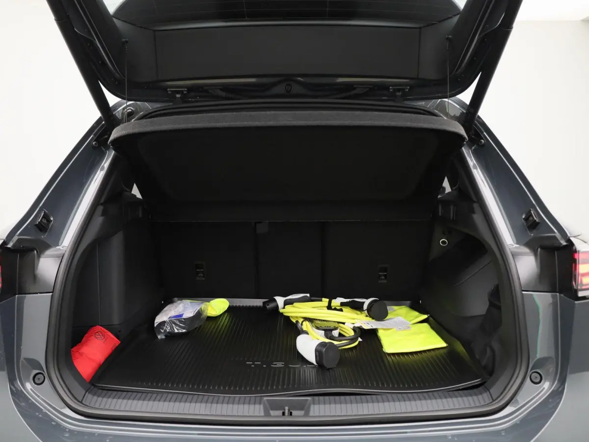 1.5 eHybrid R-Line Edition 204 PK | Demo | Automaat| Black Style | Panoramisch- en Kantel dak | 360' Camera | Travel Assist | Draadloze Apple carplay | Navigatie | Keyless | Ruiten getint | 