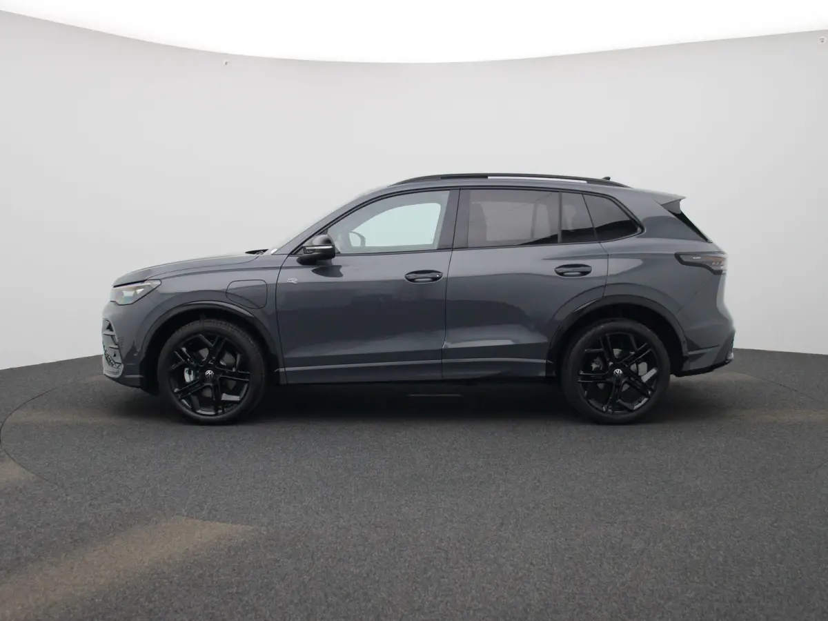 1.5 eHybrid R-Line Edition 204 PK | Demo | Automaat| Black Style | Panoramisch- en Kantel dak | 360' Camera | Travel Assist | Draadloze Apple carplay | Navigatie | Keyless | Ruiten getint | 
