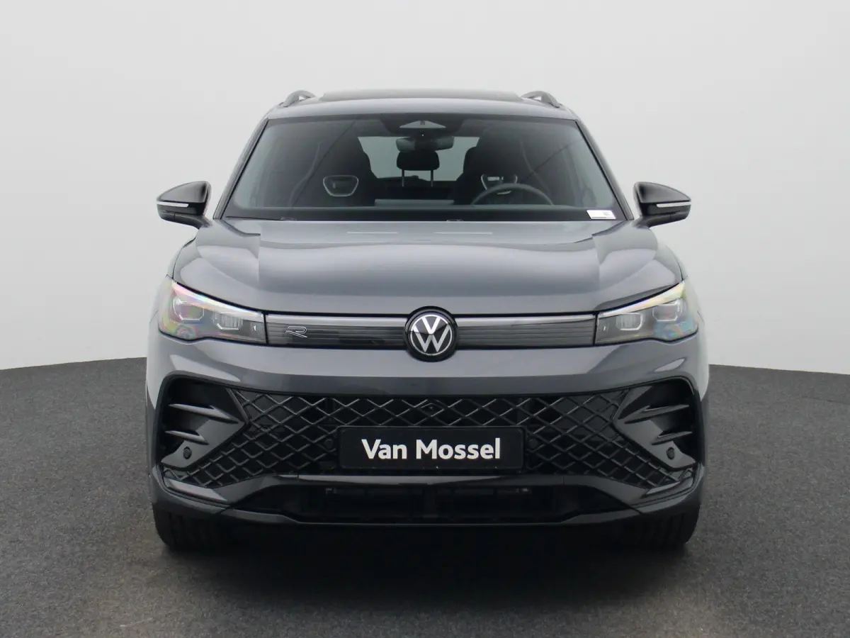 1.5 eHybrid R-Line Edition 204 PK | Demo | Automaat| Black Style | Panoramisch- en Kantel dak | 360' Camera | Travel Assist | Draadloze Apple carplay | Navigatie | Keyless | Ruiten getint | 