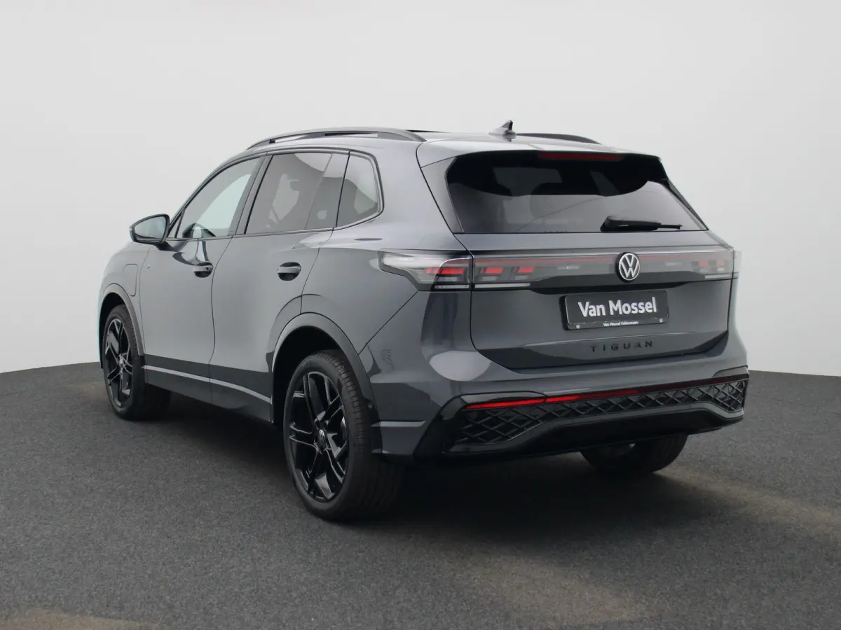 1.5 eHybrid R-Line Edition 204 PK | Demo | Automaat| Black Style | Panoramisch- en Kantel dak | 360' Camera | Travel Assist | Draadloze Apple carplay | Navigatie | Keyless | Ruiten getint | 