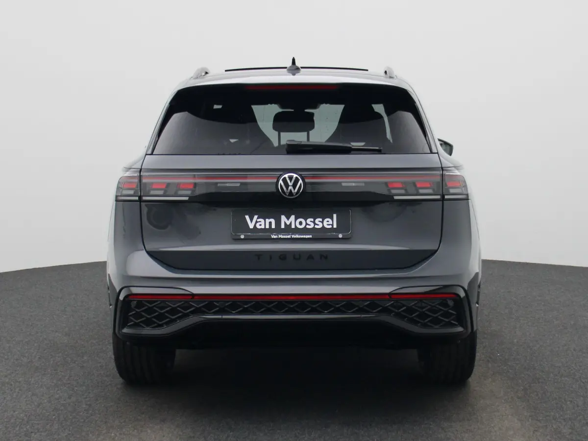 1.5 eHybrid R-Line Edition 204 PK | Demo | Automaat| Black Style | Panoramisch- en Kantel dak | 360' Camera | Travel Assist | Draadloze Apple carplay | Navigatie | Keyless | Ruiten getint | 