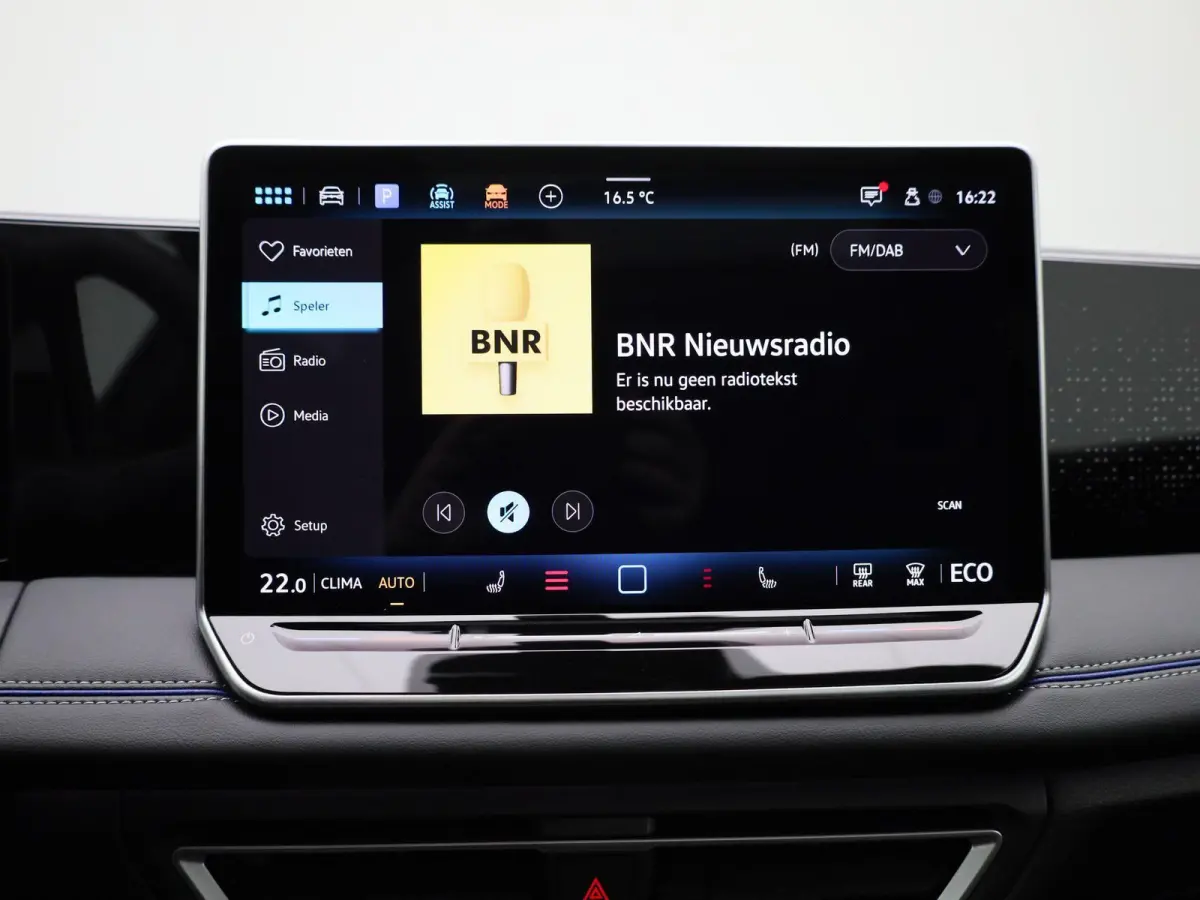 1.5 eHybrid R-Line Edition 204 PK | Demo | Automaat| Black Style | Panoramisch- en Kantel dak | 360' Camera | Travel Assist | Draadloze Apple carplay | Navigatie | Keyless | Ruiten getint | 