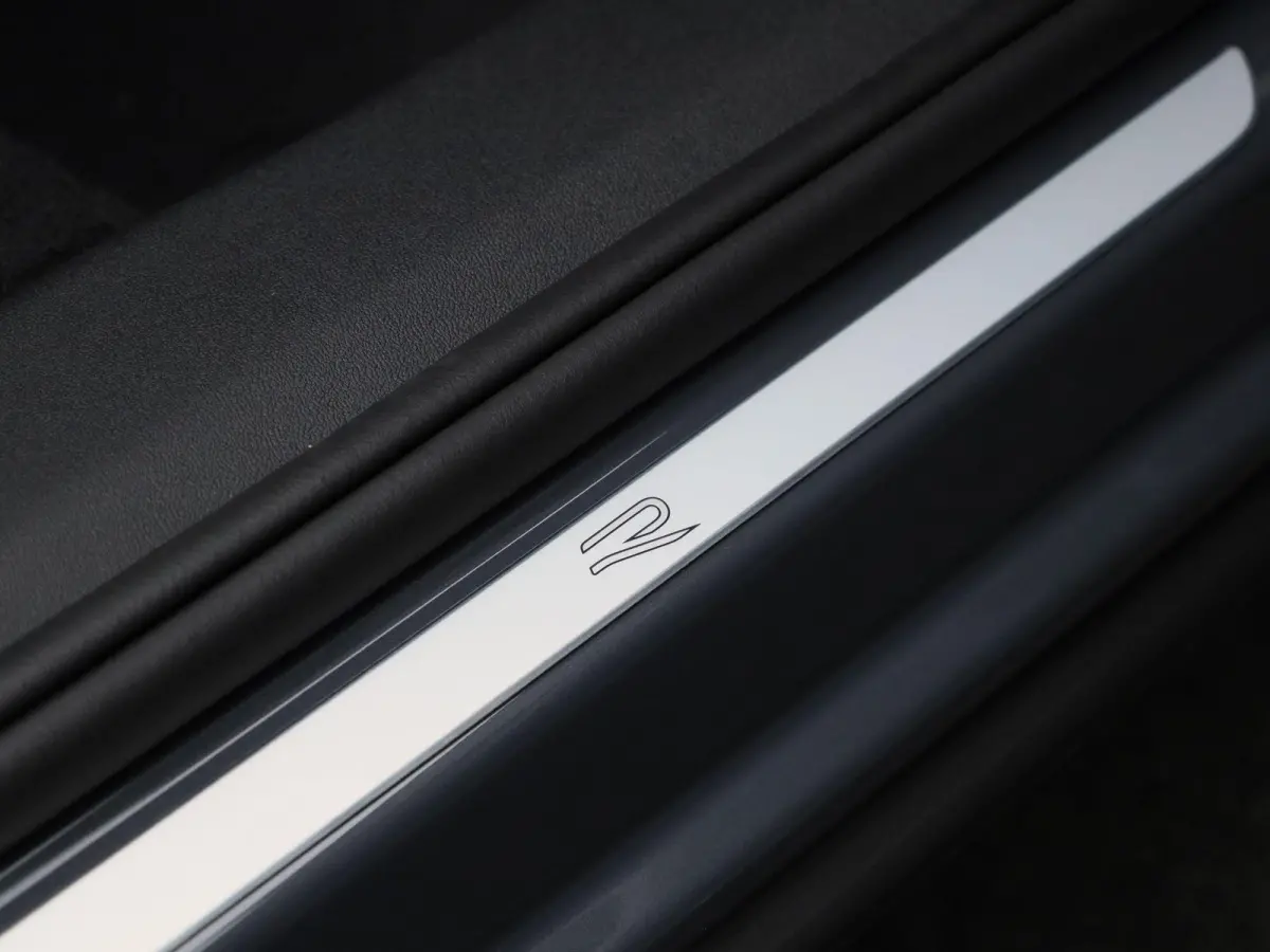 1.5 eHybrid R-Line Edition 204 PK | Demo | Automaat| Black Style | Panoramisch- en Kantel dak | 360' Camera | Travel Assist | Draadloze Apple carplay | Navigatie | Keyless | Ruiten getint | 