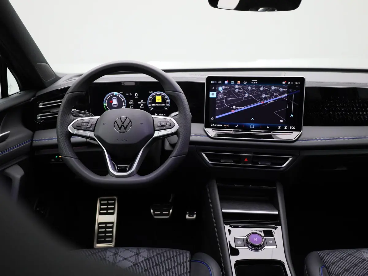 1.5 eHybrid R-Line Edition 204 PK | Demo | Automaat| Black Style | Panoramisch- en Kantel dak | 360' Camera | Travel Assist | Draadloze Apple carplay | Navigatie | Keyless | Ruiten getint | 