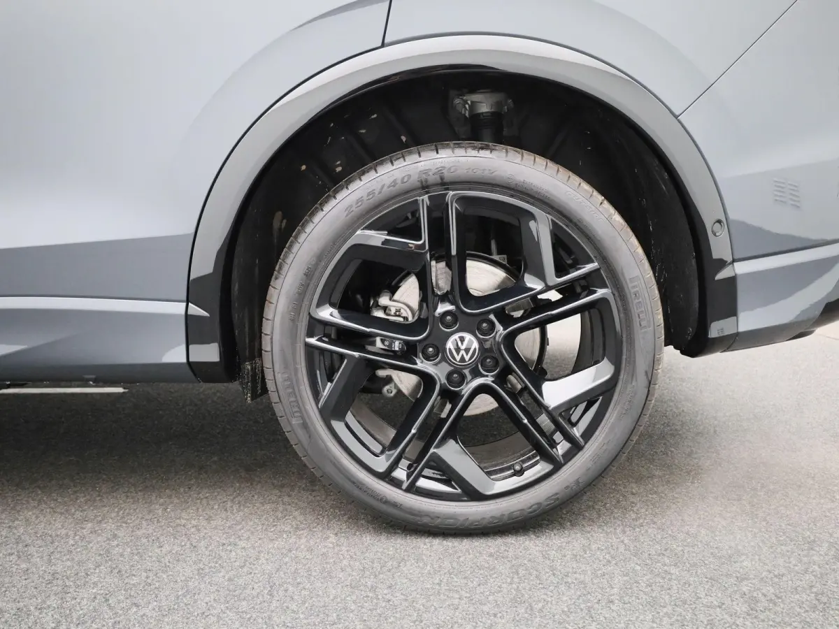 1.5 eHybrid R-Line Edition 204 PK | Demo | Automaat| Black Style | Panoramisch- en Kantel dak | 360' Camera | Travel Assist | Draadloze Apple carplay | Navigatie | Keyless | Ruiten getint | 