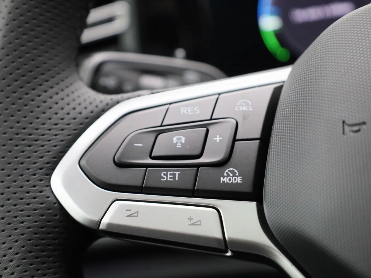 1.5 eHybrid R-Line Edition 204 PK | Demo | Automaat| Black Style | Panoramisch- en Kantel dak | 360' Camera | Travel Assist | Draadloze Apple carplay | Navigatie | Keyless | Ruiten getint | 