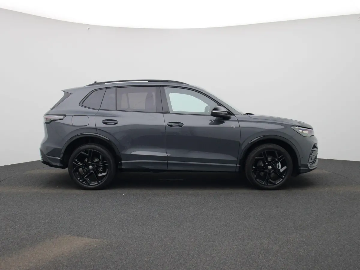 1.5 eHybrid R-Line Edition 204 PK | Demo | Automaat| Black Style | Panoramisch- en Kantel dak | 360' Camera | Travel Assist | Draadloze Apple carplay | Navigatie | Keyless | Ruiten getint | 