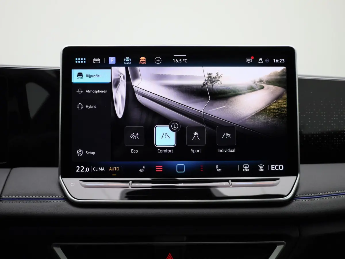 1.5 eHybrid R-Line Edition 204 PK | Demo | Automaat| Black Style | Panoramisch- en Kantel dak | 360' Camera | Travel Assist | Draadloze Apple carplay | Navigatie | Keyless | Ruiten getint | 