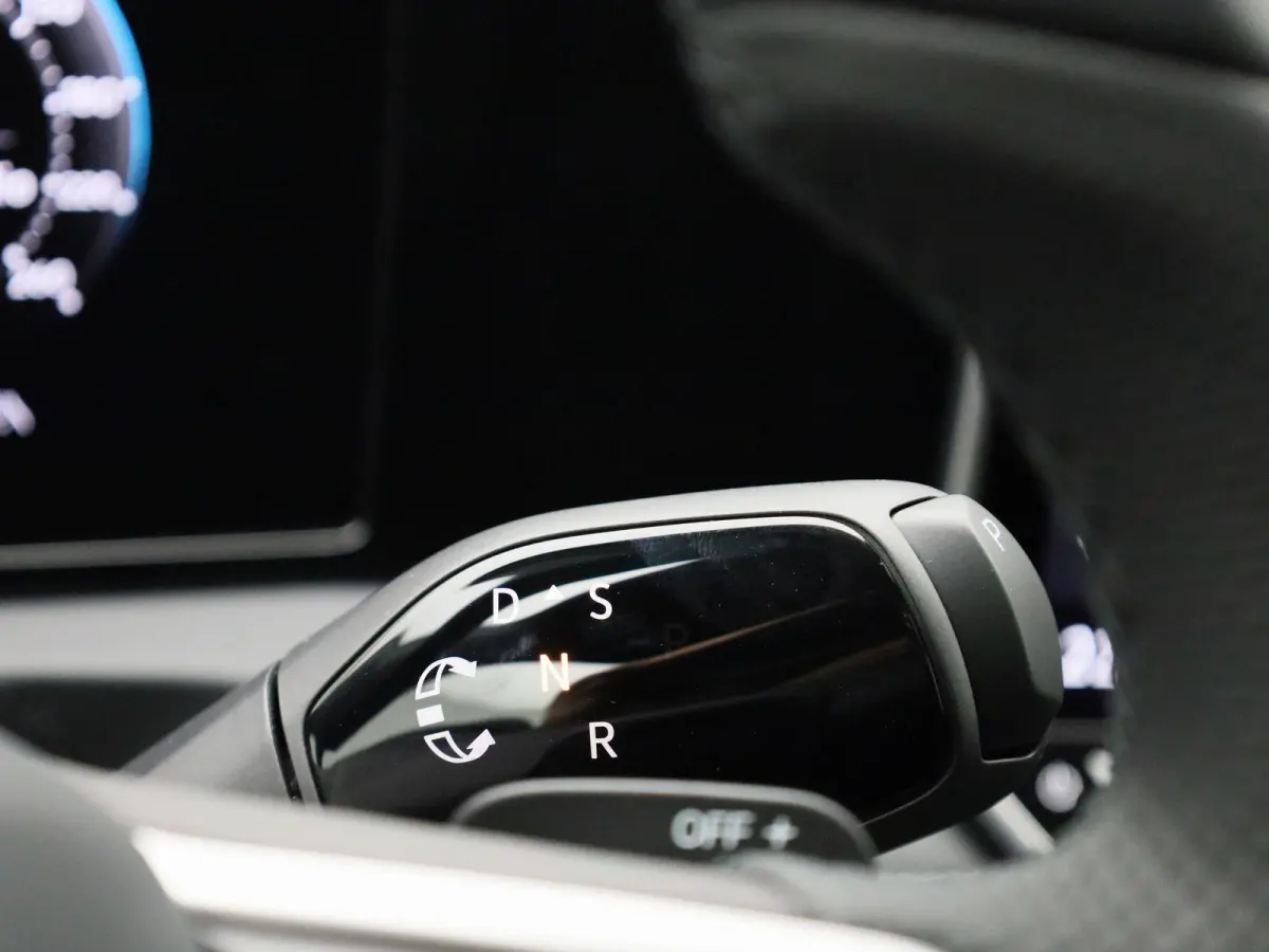 1.5 eHybrid R-Line Edition 204 PK | Demo | Automaat| Black Style | Panoramisch- en Kantel dak | 360' Camera | Travel Assist | Draadloze Apple carplay | Navigatie | Keyless | Ruiten getint | 