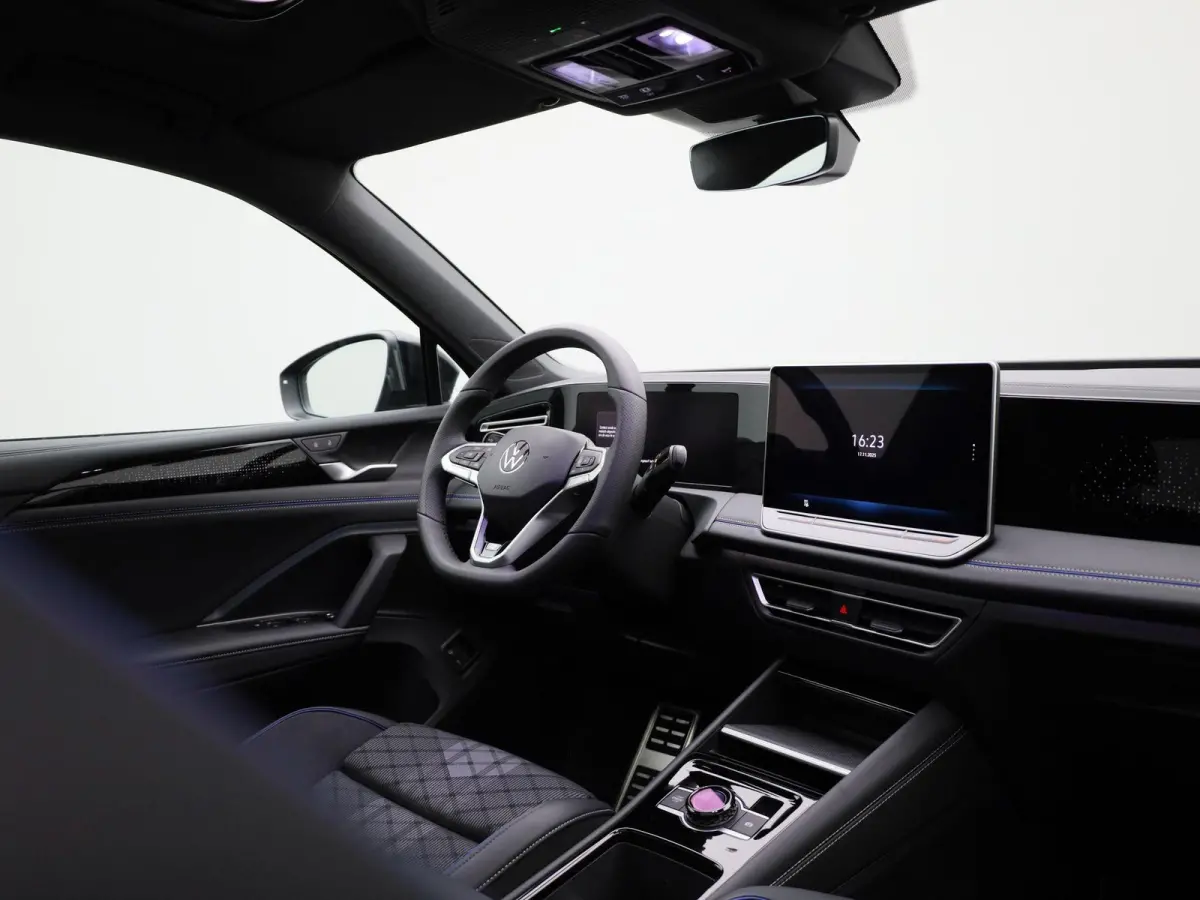 1.5 eHybrid R-Line Edition 204 PK | Demo | Automaat| Black Style | Panoramisch- en Kantel dak | 360' Camera | Travel Assist | Draadloze Apple carplay | Navigatie | Keyless | Ruiten getint | 