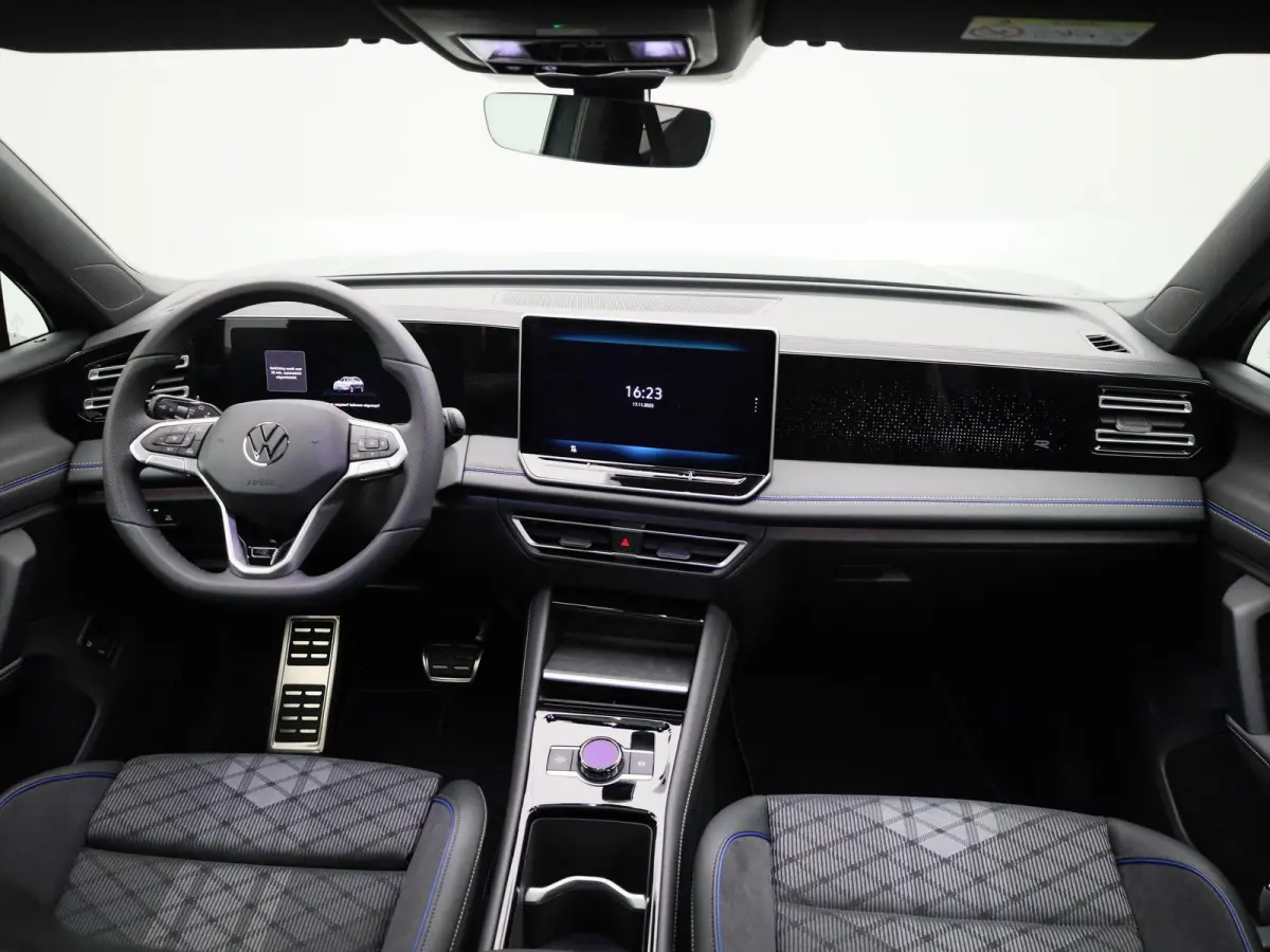 1.5 eHybrid R-Line Edition 204 PK | Demo | Automaat| Black Style | Panoramisch- en Kantel dak | 360' Camera | Travel Assist | Draadloze Apple carplay | Navigatie | Keyless | Ruiten getint | 
