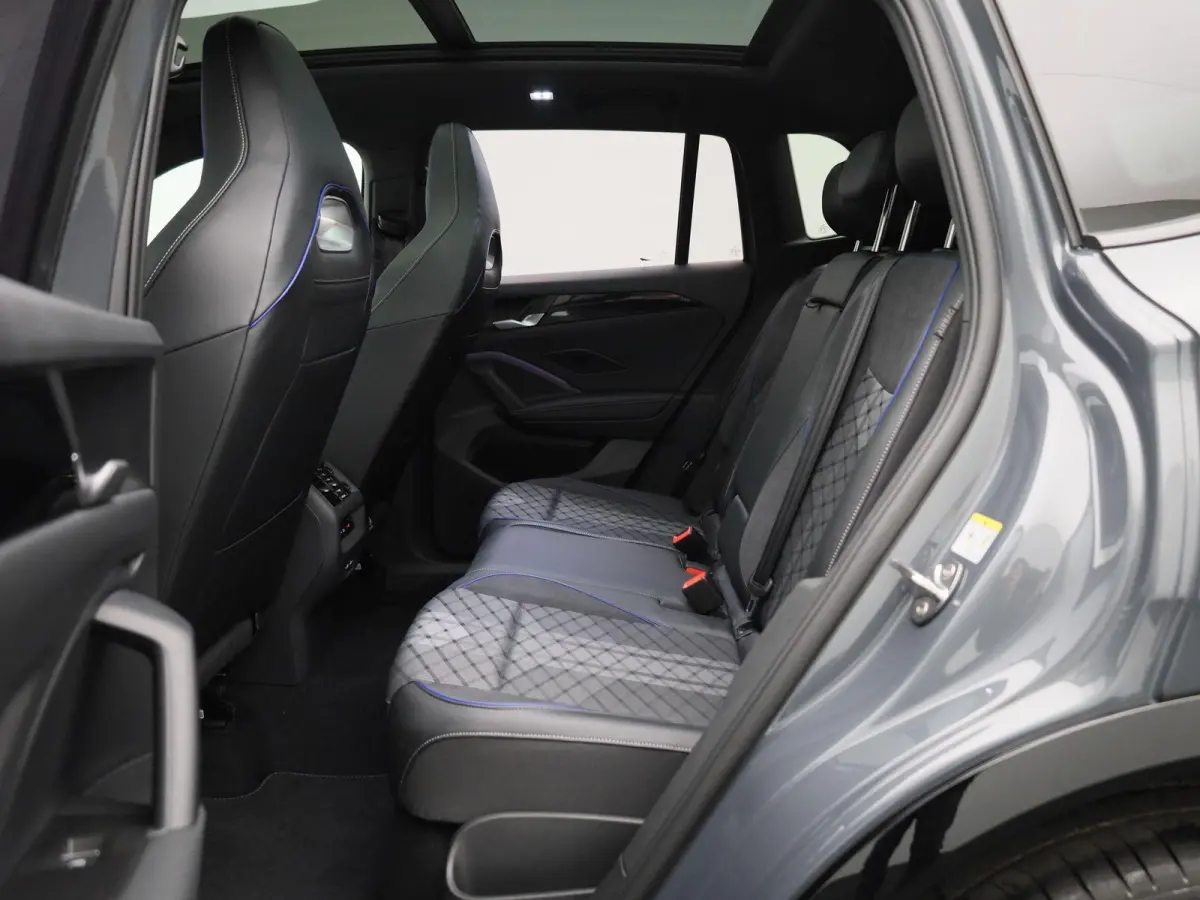 1.5 eHybrid R-Line Edition 204 PK | Demo | Automaat| Black Style | Panoramisch- en Kantel dak | 360' Camera | Travel Assist | Draadloze Apple carplay | Navigatie | Keyless | Ruiten getint | 