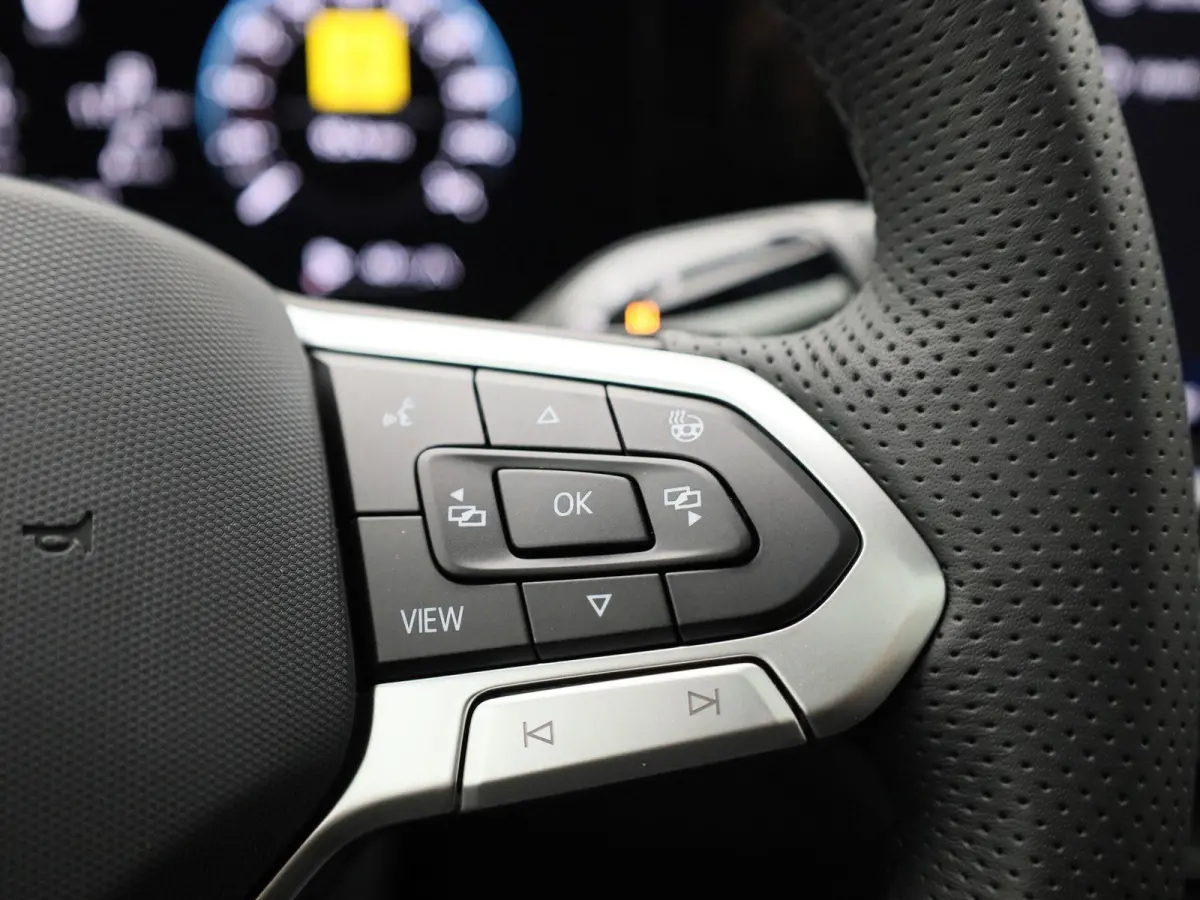 1.5 eHybrid R-Line Edition 204 PK | Demo | Automaat| Black Style | Panoramisch- en Kantel dak | 360' Camera | Travel Assist | Draadloze Apple carplay | Navigatie | Keyless | Ruiten getint | 
