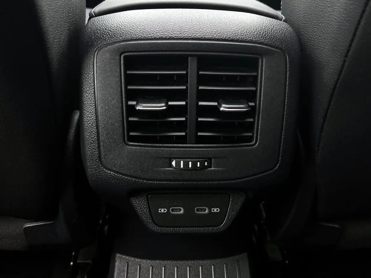 2.0 TSI 4Motion R 300 PK | Panoramadak | Afneembare Trekhaak | Sfeerverlichting | Dealeronderhouden | 19 Inch Velgen | Keyless Access | Achterklep Elektrisch | Beats Audio