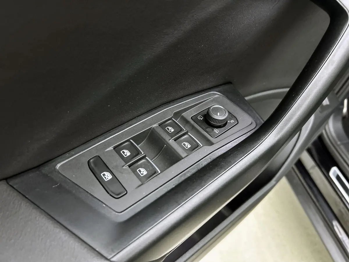 2.0 TSI 4Motion R 300 PK | Panoramadak | Afneembare Trekhaak | Sfeerverlichting | Dealeronderhouden | 19 Inch Velgen | Keyless Access | Achterklep Elektrisch | Beats Audio