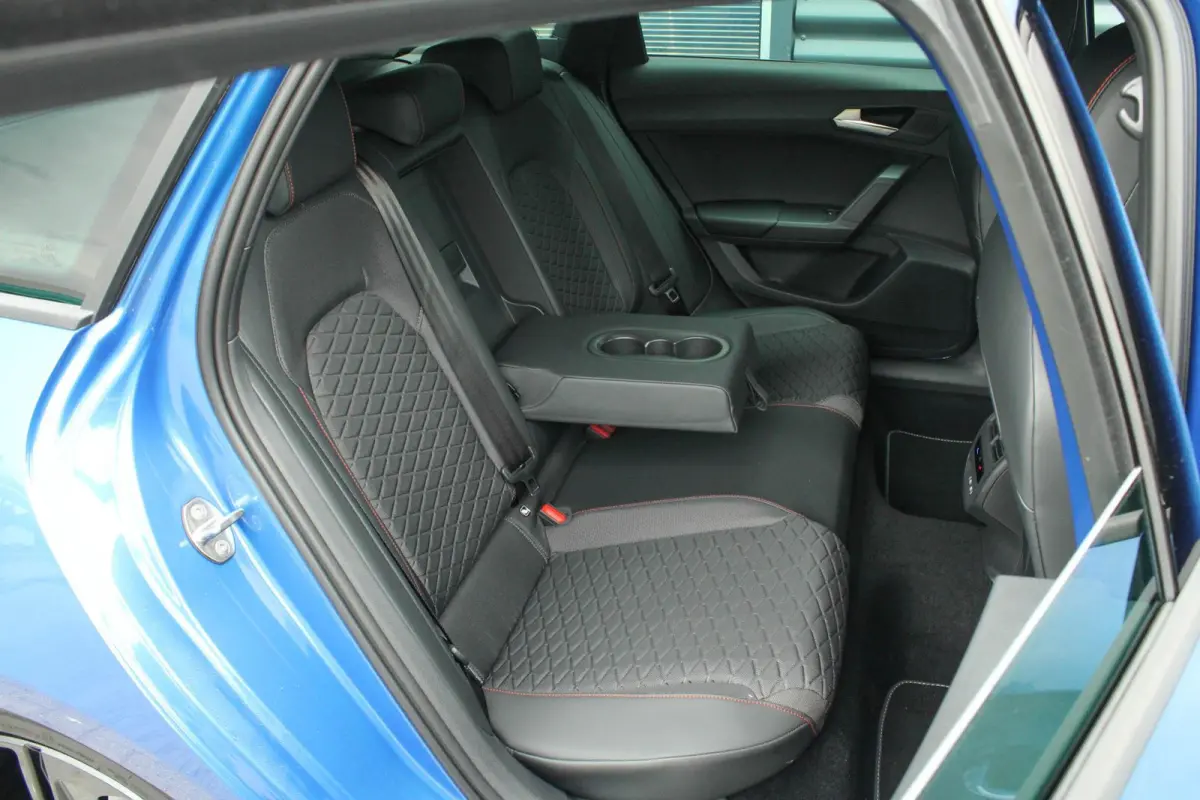 1.5 TSI e-Hybrid 204pk FR Business |Verlaagd | Black Pack | 18' velgen | Navigatie | Adaptief Cruise Control
