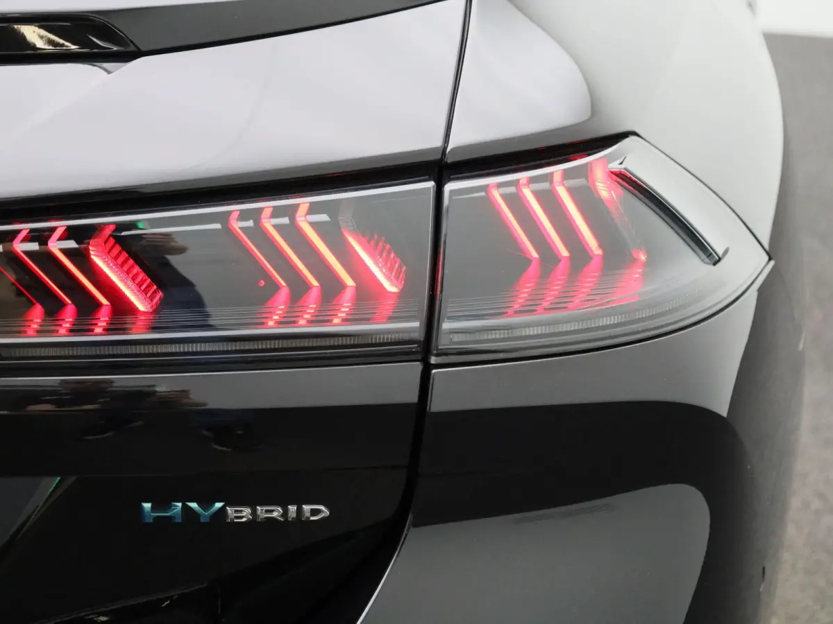 1.6 Hybrid 225 e-EAT8 Allure Pack | Apple Carplay / Android Auto | Virtual Cockpit | Privacy Glass | Lichtmetalen Velgen |