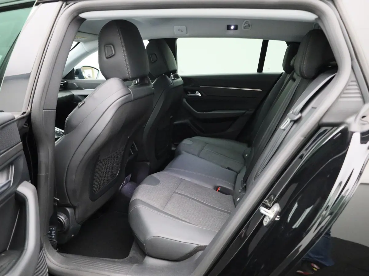 1.6 Hybrid 225 e-EAT8 Allure Pack | Apple Carplay / Android Auto | Virtual Cockpit | Privacy Glass | Lichtmetalen Velgen |
