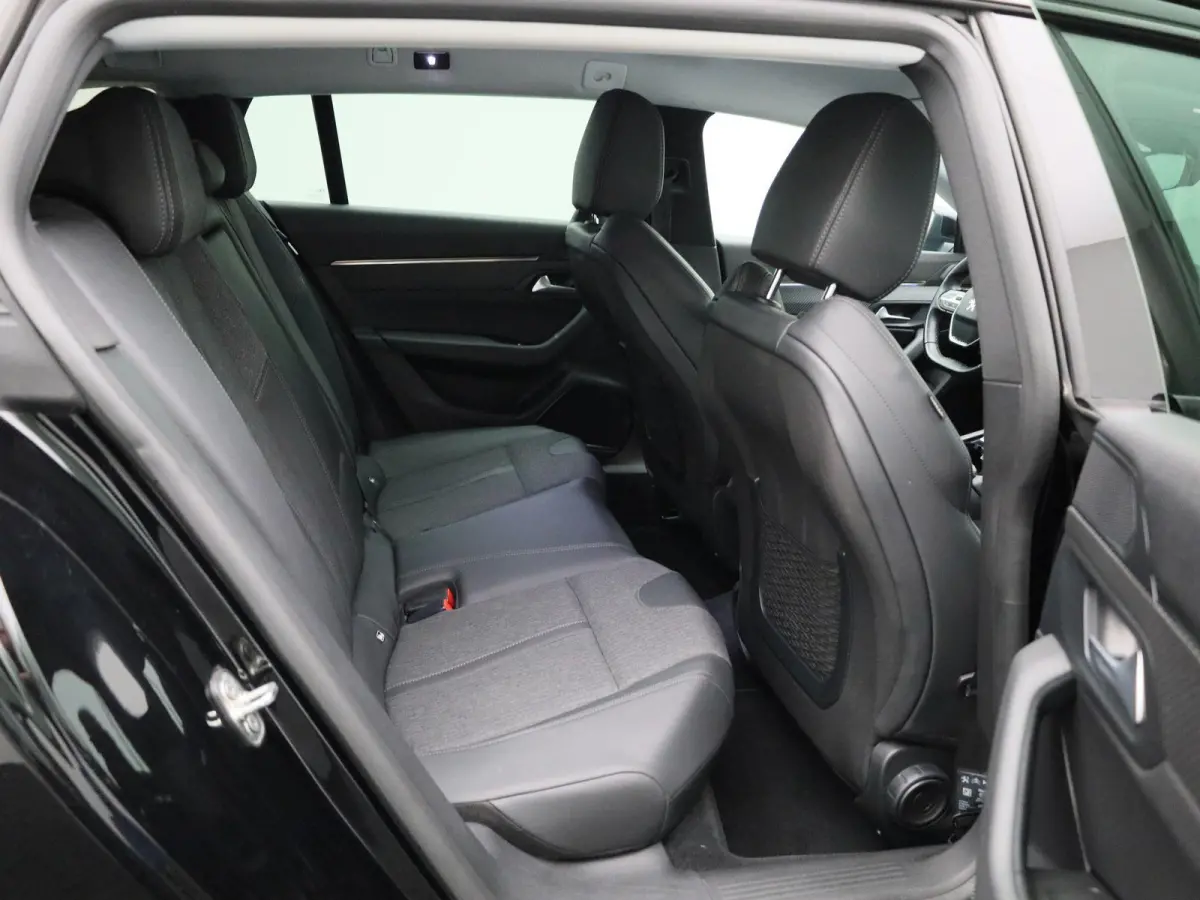 1.6 Hybrid 225 e-EAT8 Allure Pack | Apple Carplay / Android Auto | Virtual Cockpit | Privacy Glass | Lichtmetalen Velgen |