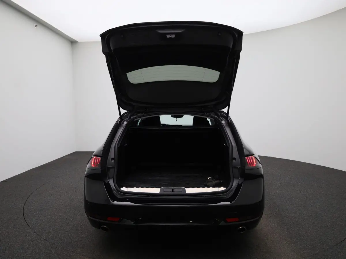 1.6 Hybrid 225 e-EAT8 Allure Pack | Apple Carplay / Android Auto | Virtual Cockpit | Privacy Glass | Lichtmetalen Velgen |