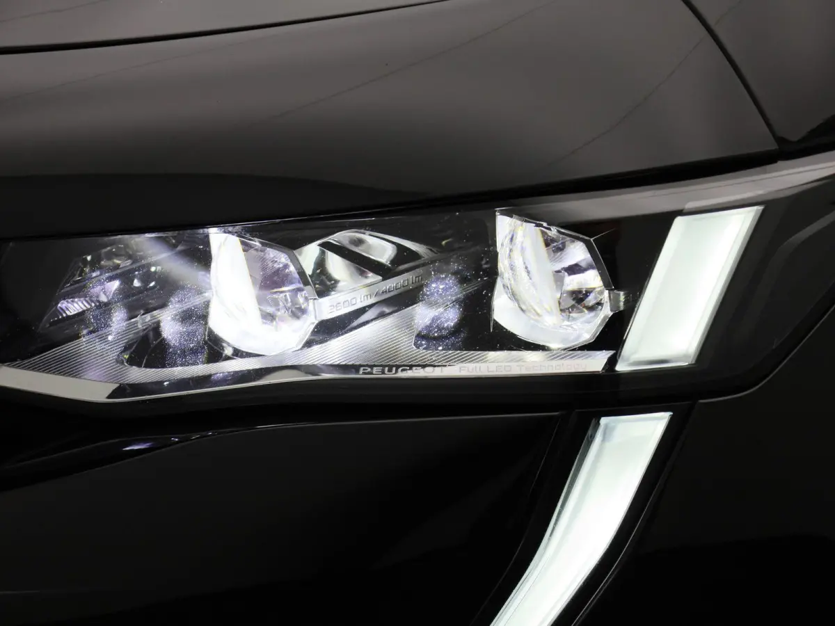 1.6 Hybrid 225 e-EAT8 Allure Pack | Apple Carplay / Android Auto | Virtual Cockpit | Privacy Glass | Lichtmetalen Velgen |