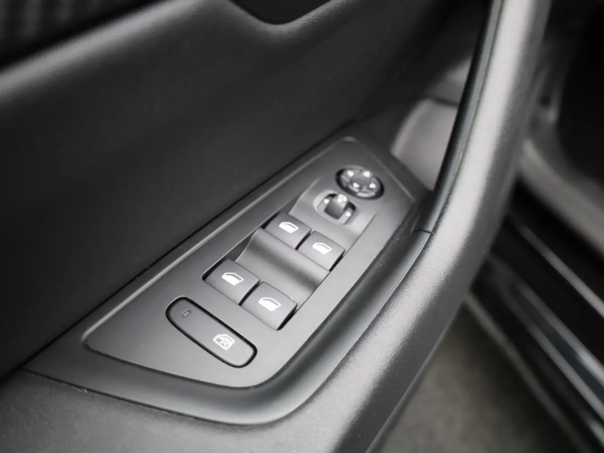1.6 Hybrid 225 e-EAT8 Allure Pack | Apple Carplay / Android Auto | Virtual Cockpit | Privacy Glass | Lichtmetalen Velgen |