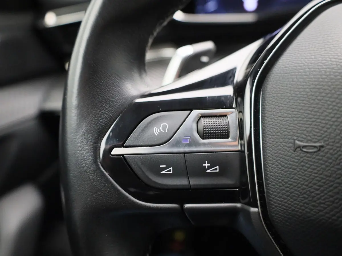 1.6 Hybrid 225 e-EAT8 Allure Pack | Apple Carplay / Android Auto | Virtual Cockpit | Privacy Glass | Lichtmetalen Velgen |