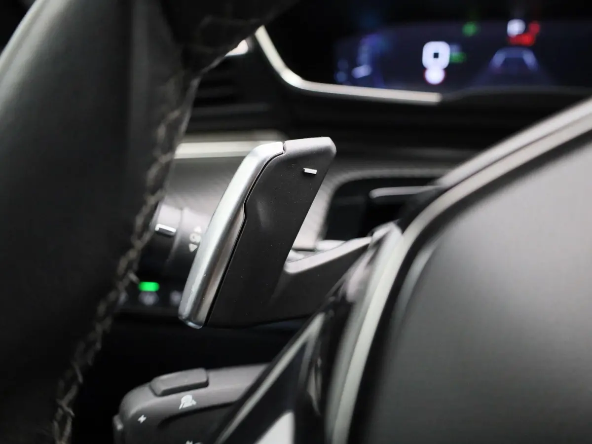 1.6 Hybrid 225 e-EAT8 Allure Pack | Apple Carplay / Android Auto | Virtual Cockpit | Privacy Glass | Lichtmetalen Velgen |
