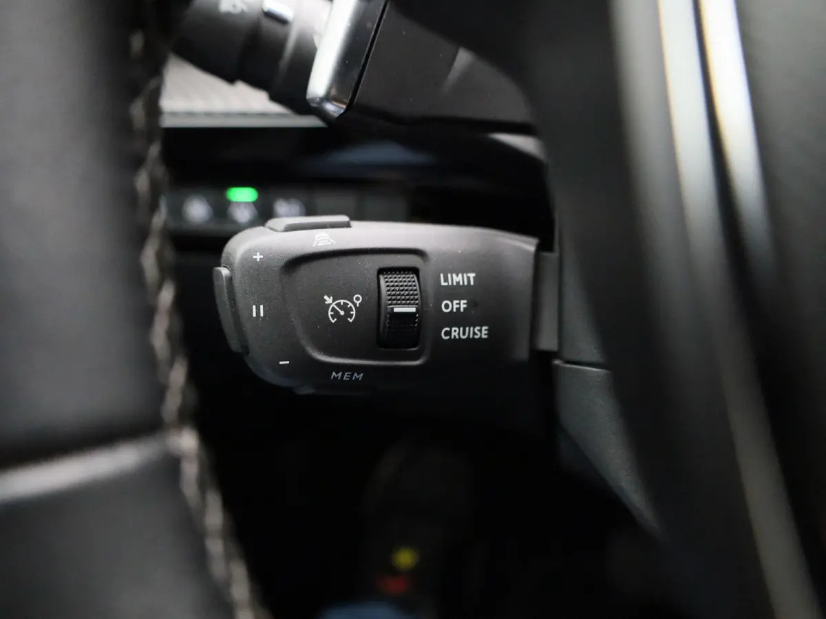 1.6 Hybrid 225 e-EAT8 Allure Pack | Apple Carplay / Android Auto | Virtual Cockpit | Privacy Glass | Lichtmetalen Velgen |
