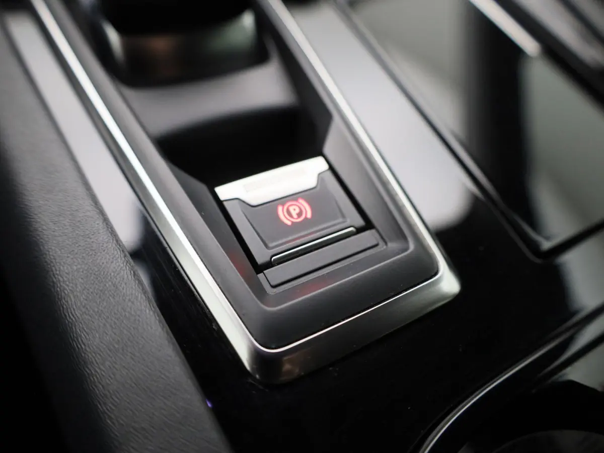 1.6 Hybrid 225 e-EAT8 Allure Pack | Apple Carplay / Android Auto | Virtual Cockpit | Privacy Glass | Lichtmetalen Velgen |