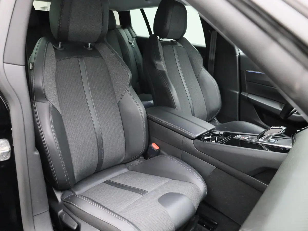 1.6 Hybrid 225 e-EAT8 Allure Pack | Apple Carplay / Android Auto | Virtual Cockpit | Privacy Glass | Lichtmetalen Velgen |