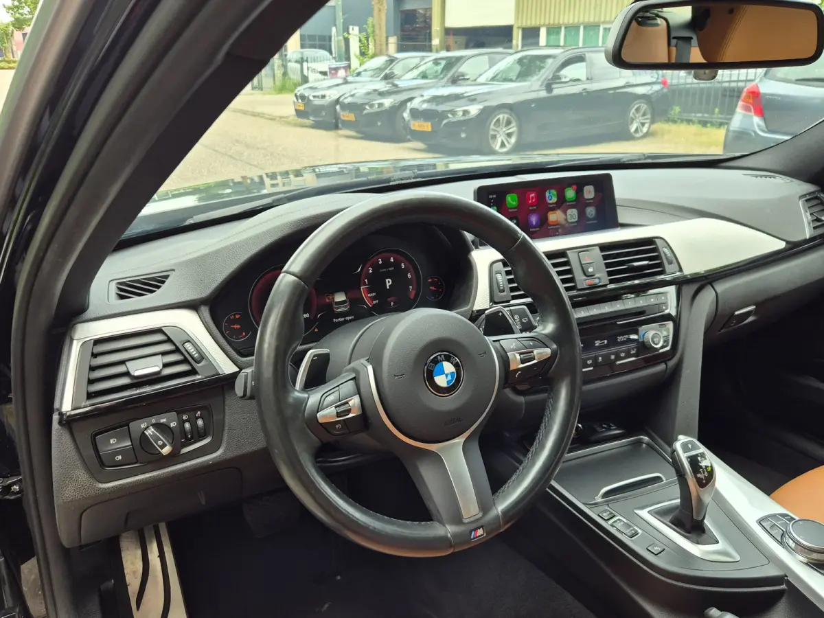320i M Sport Ed volle optielijst Trekhaak Pano CarPlay 19inch M Velgen Stuurverwarming NAP M Sport Edition