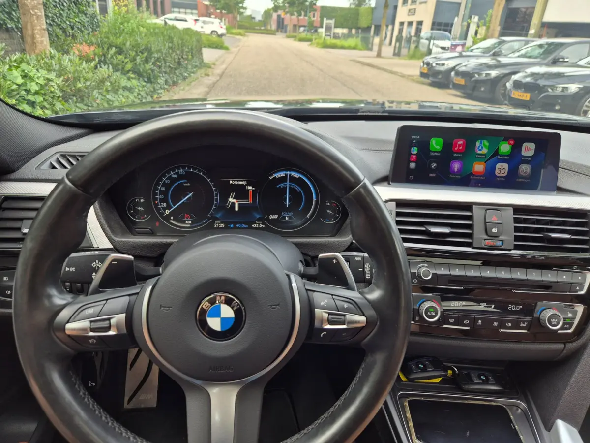 320i M Sport Ed volle optielijst Trekhaak Pano CarPlay 19inch M Velgen Stuurverwarming NAP M Sport Edition