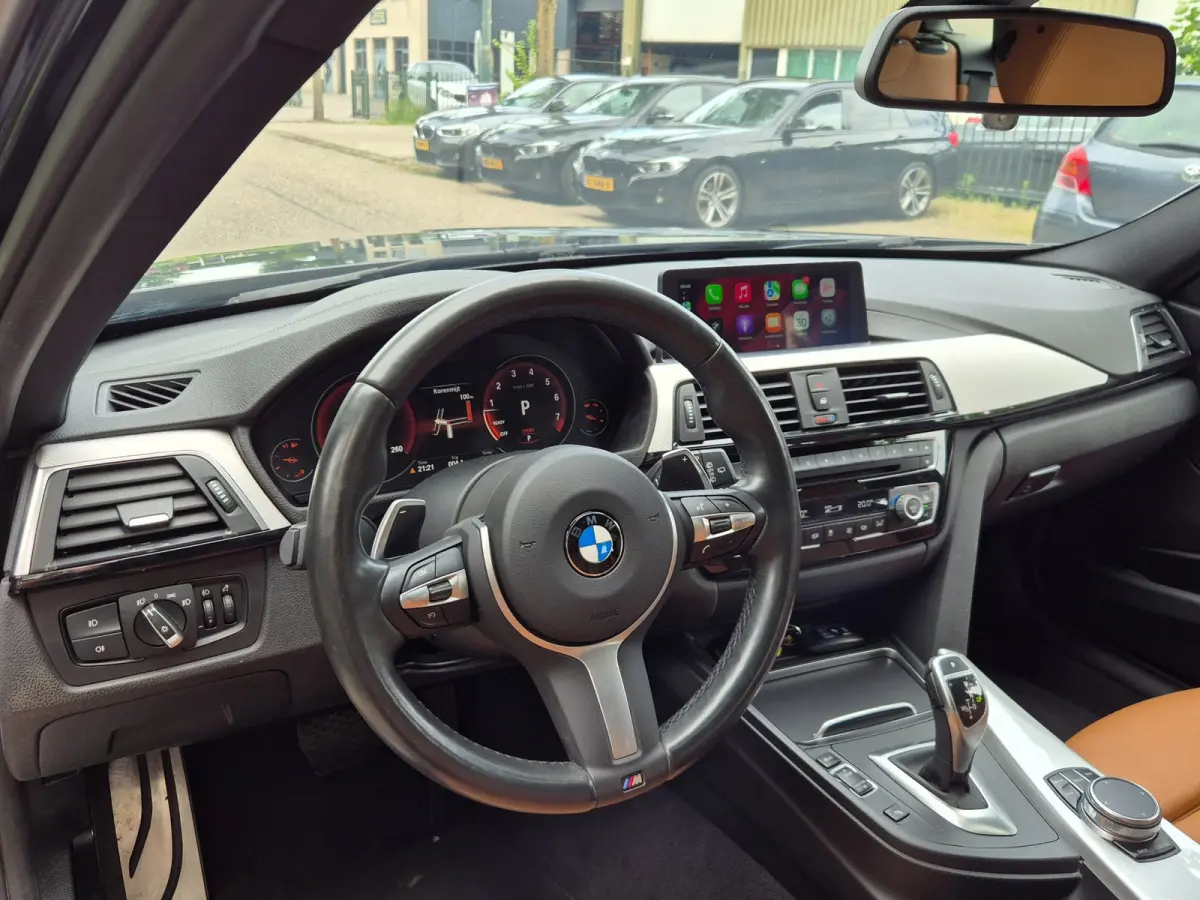 320i M Sport Ed volle optielijst Trekhaak Pano CarPlay 19inch M Velgen Stuurverwarming NAP M Sport Edition