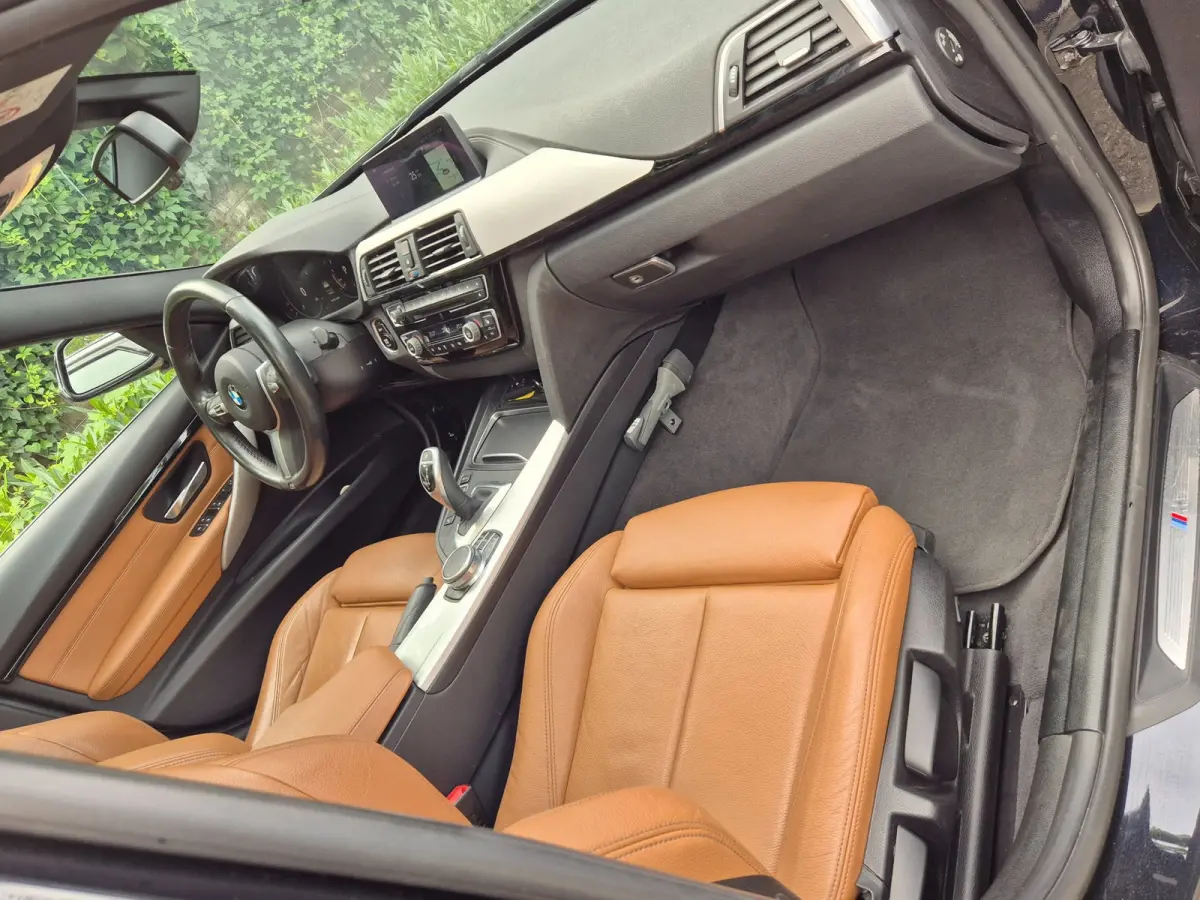 320i M Sport Ed volle optielijst Trekhaak Pano CarPlay 19inch M Velgen Stuurverwarming NAP M Sport Edition