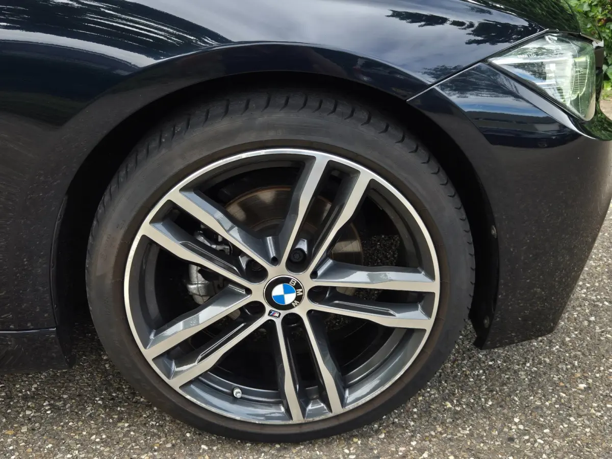 320i M Sport Ed volle optielijst Trekhaak Pano CarPlay 19inch M Velgen Stuurverwarming NAP M Sport Edition