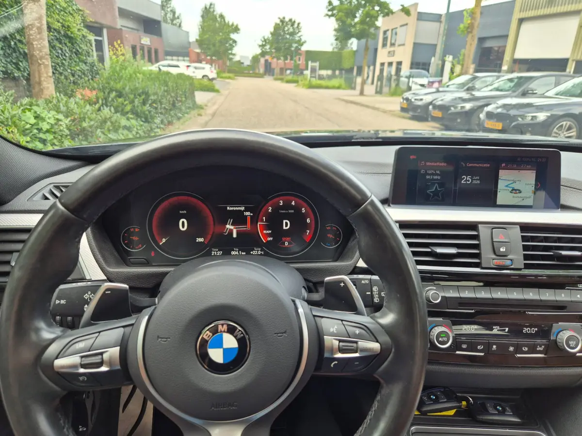 320i M Sport Ed volle optielijst Trekhaak Pano CarPlay 19inch M Velgen Stuurverwarming NAP M Sport Edition