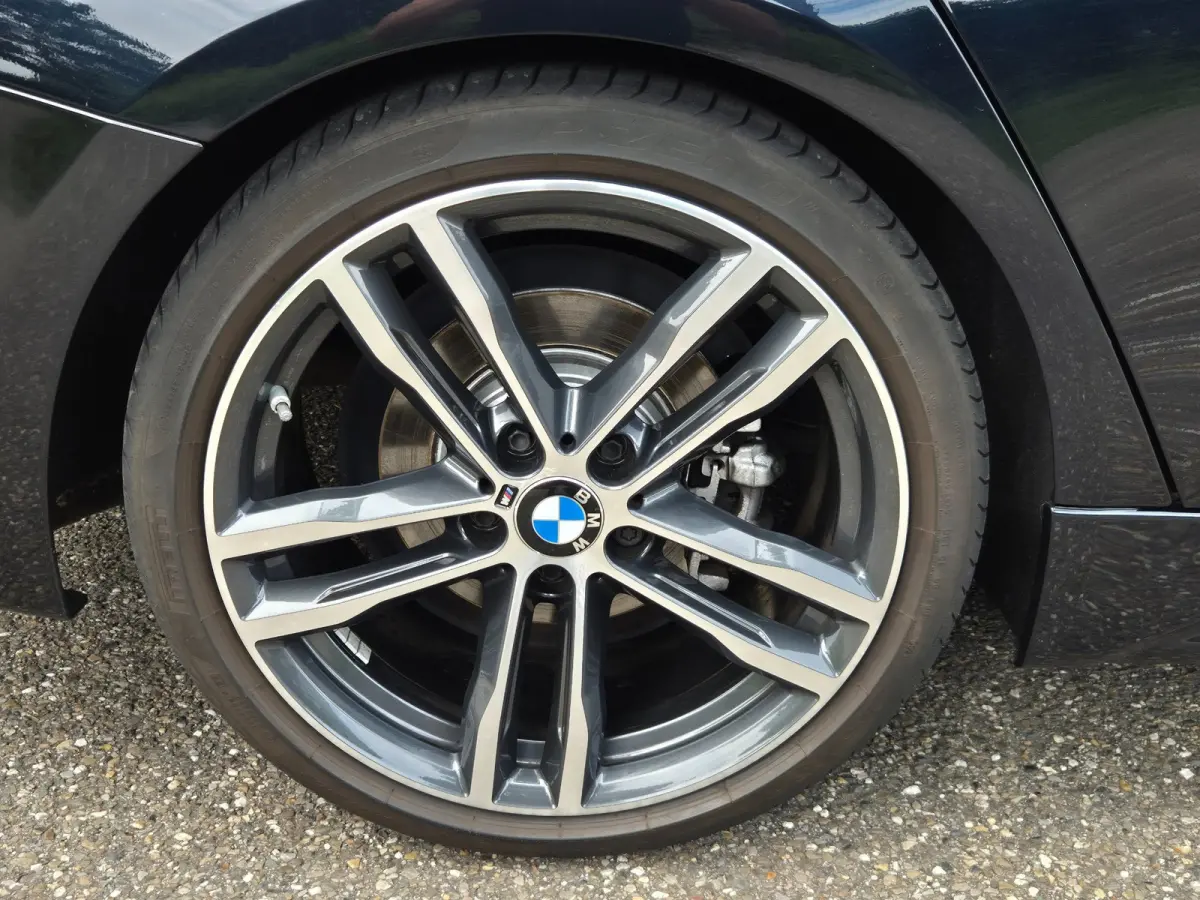 320i M Sport Ed volle optielijst Trekhaak Pano CarPlay 19inch M Velgen Stuurverwarming NAP M Sport Edition