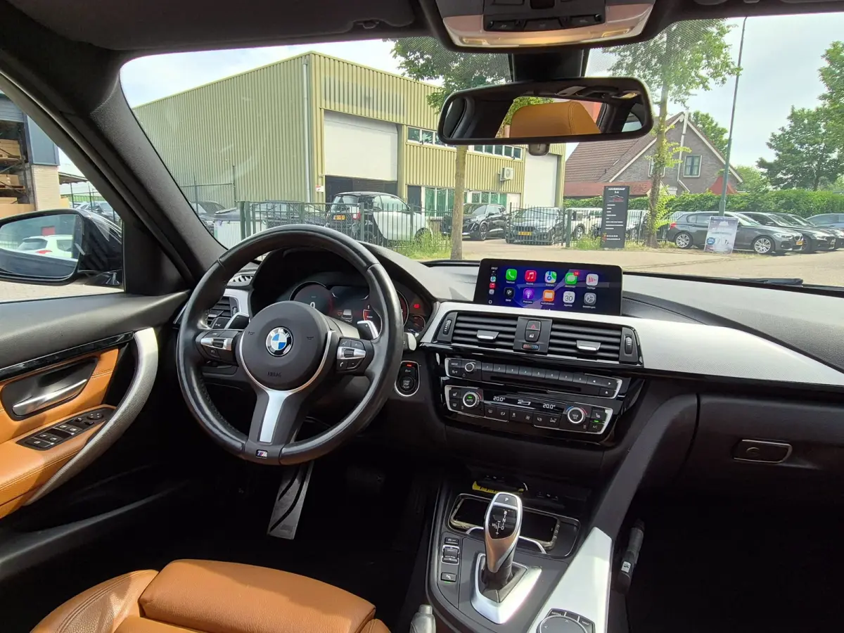 320i M Sport Ed volle optielijst Trekhaak Pano CarPlay 19inch M Velgen Stuurverwarming NAP M Sport Edition