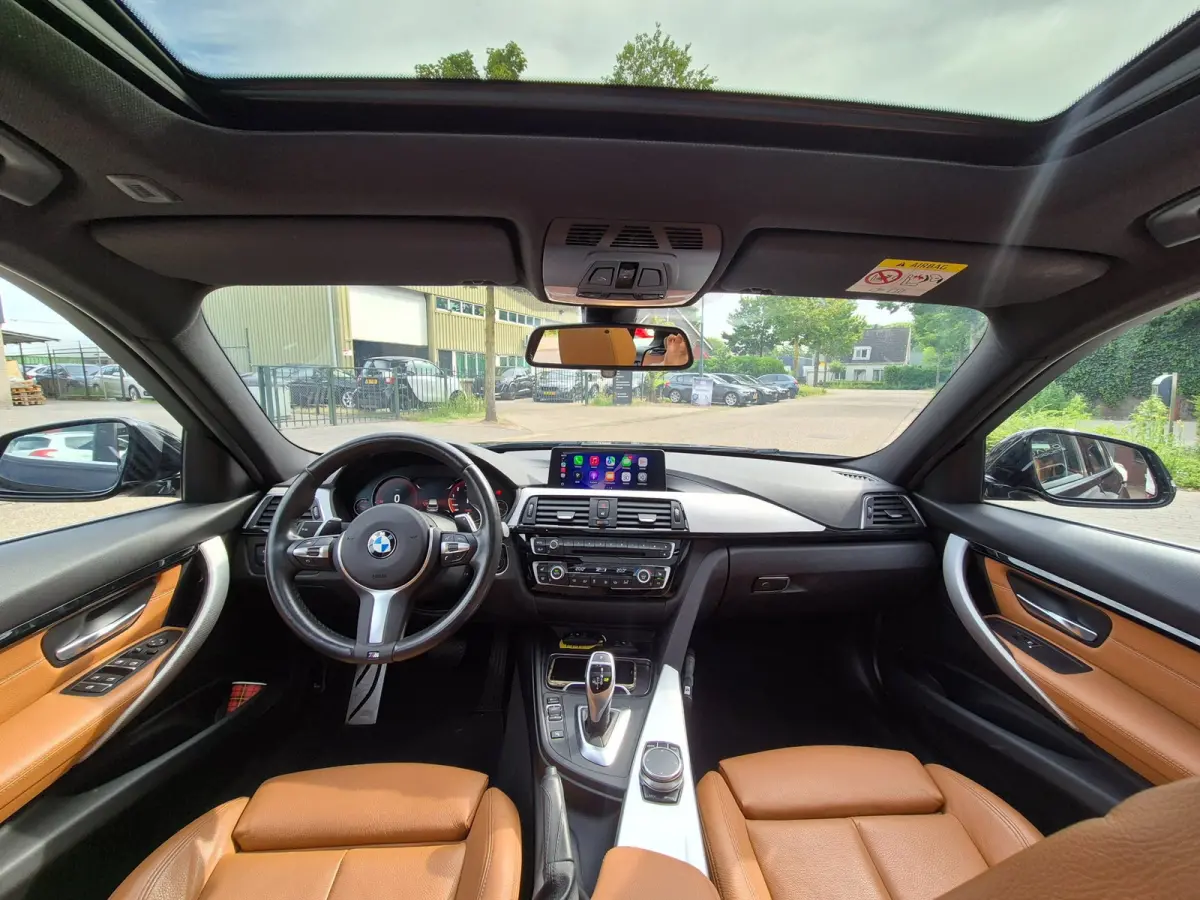 320i M Sport Ed volle optielijst Trekhaak Pano CarPlay 19inch M Velgen Stuurverwarming NAP M Sport Edition